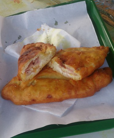 Sonkával-sajttal hajtott lángos